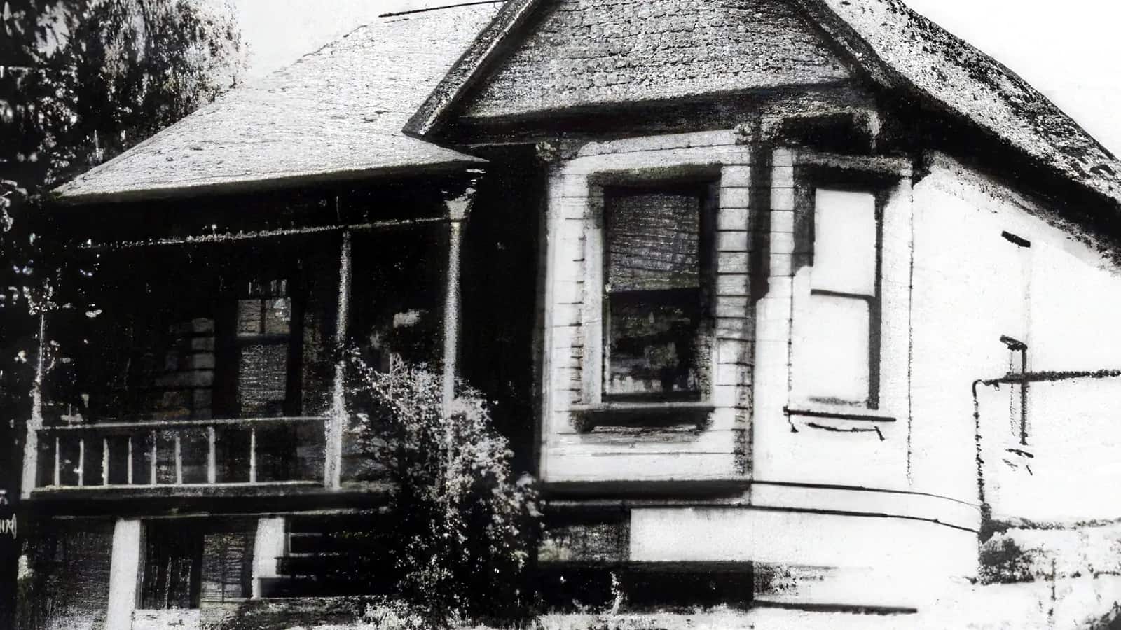 Archiwalne zdjęcie drewnianego domu przy North Bonnie Brae Street: ganek z balustradą, wykusz i schody od ulicy